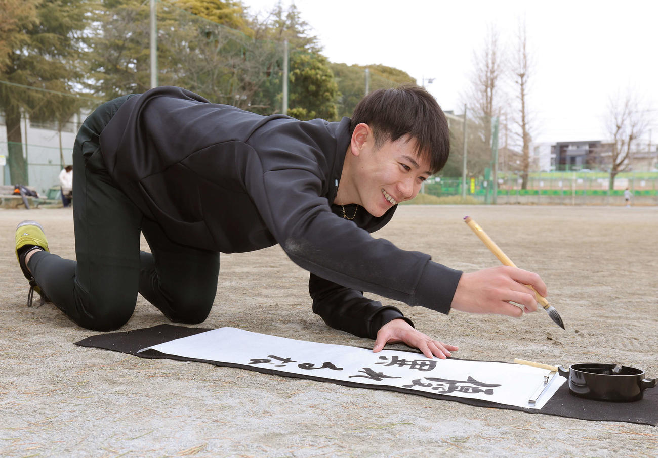 自主トレを公開した阪神ドラフト3位の山田は、練習を終え書き初めに挑戦（撮影・野上伸悟）