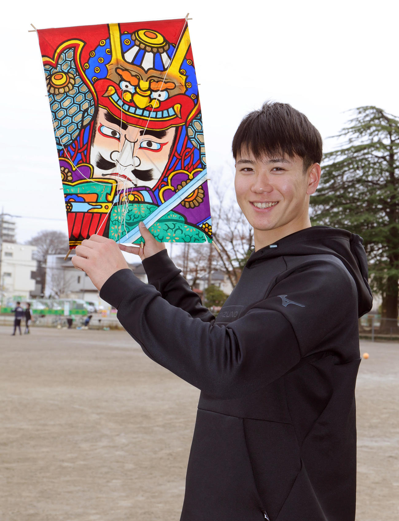 自主トレを公開した阪神ドラフト3位の山田脩也は、練習を終えたこを手に笑顔（撮影・野上伸悟）