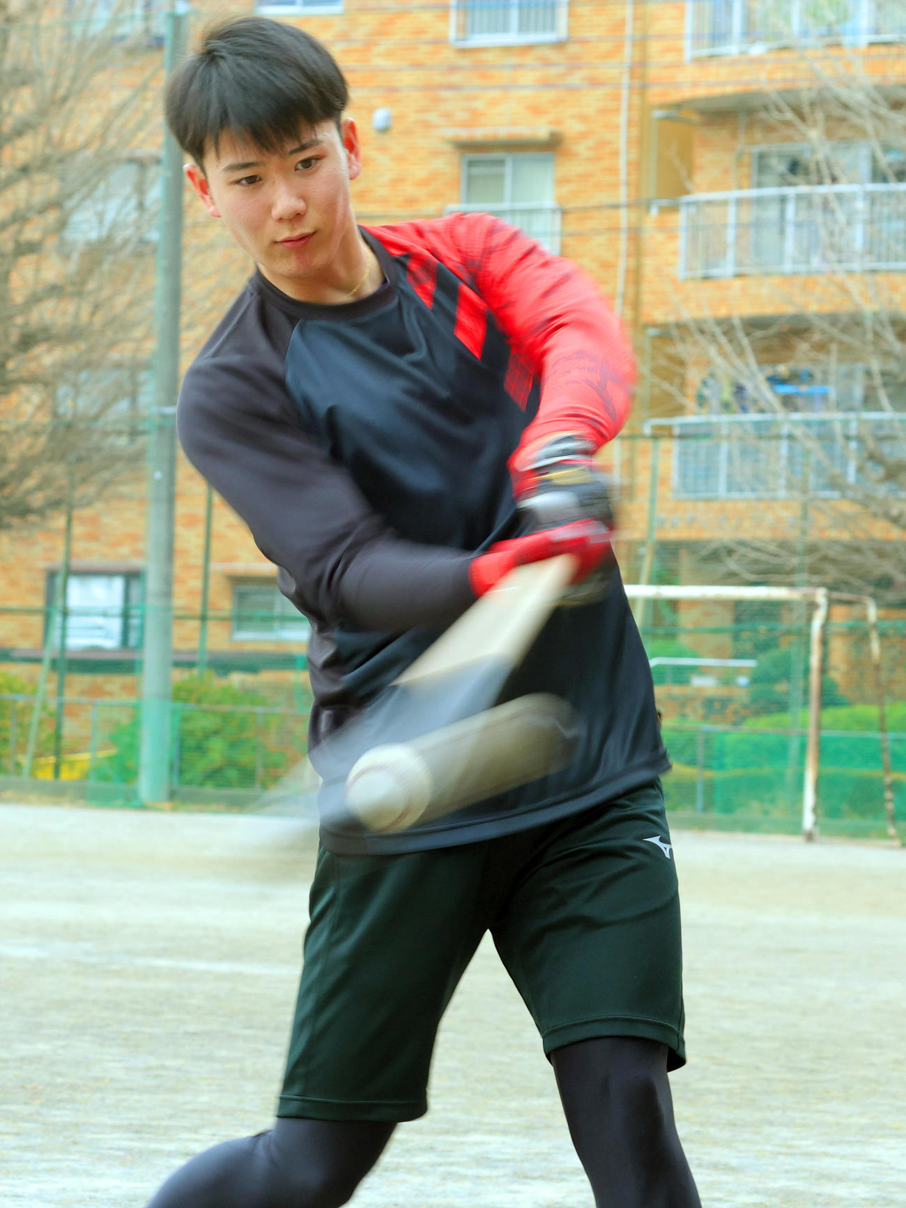 自主トレでティー打撃を行う阪神ドラフト3位の山田（撮影・野上伸悟）