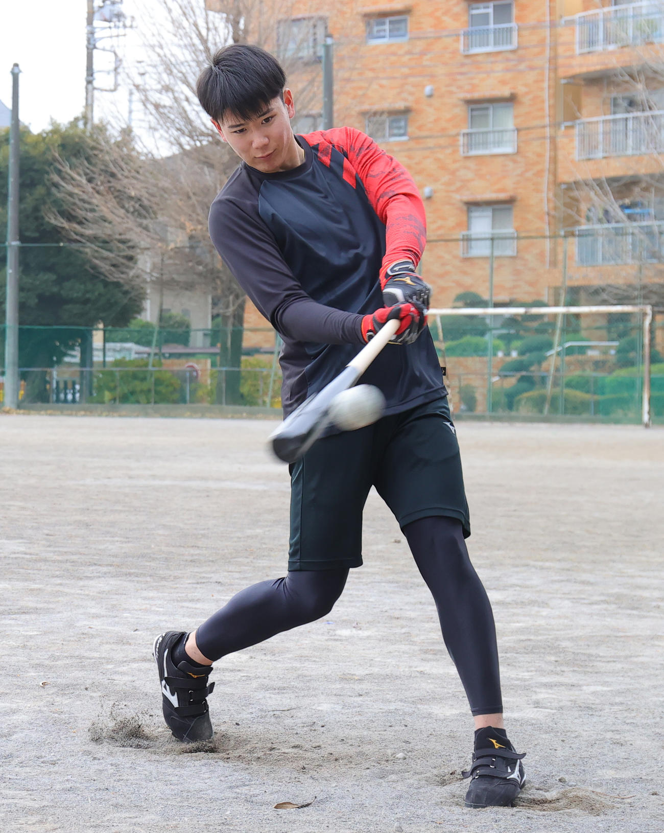 自主トレでティー打撃を行う阪神ドラフト3位の山田（撮影・野上伸悟）