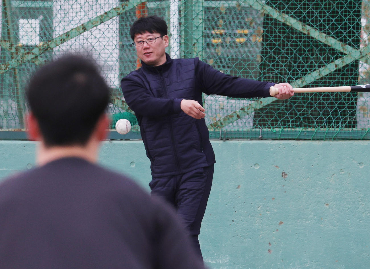 自主トレで父浩二さんからノックを受ける阪神ドラフト3位の山田（撮影・野上伸悟）