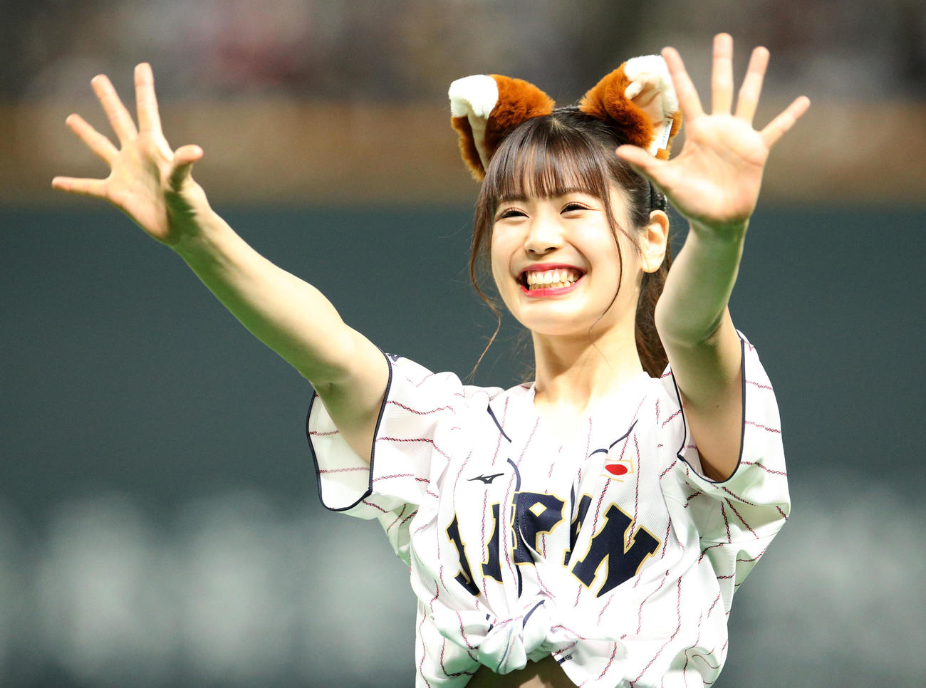 侍ジャパン仕様のコスチュームで「きつねダンス」を踊るファイターズガール滝谷美夢さん＝2022年11月9日