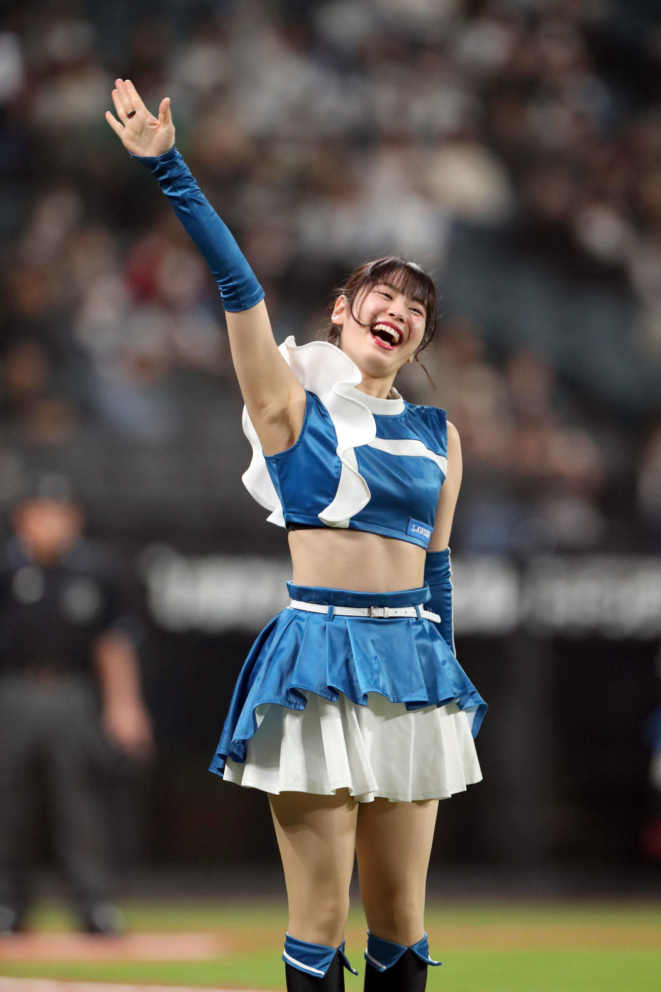 ダンスを踊るファイターズガールの滝谷美夢さん