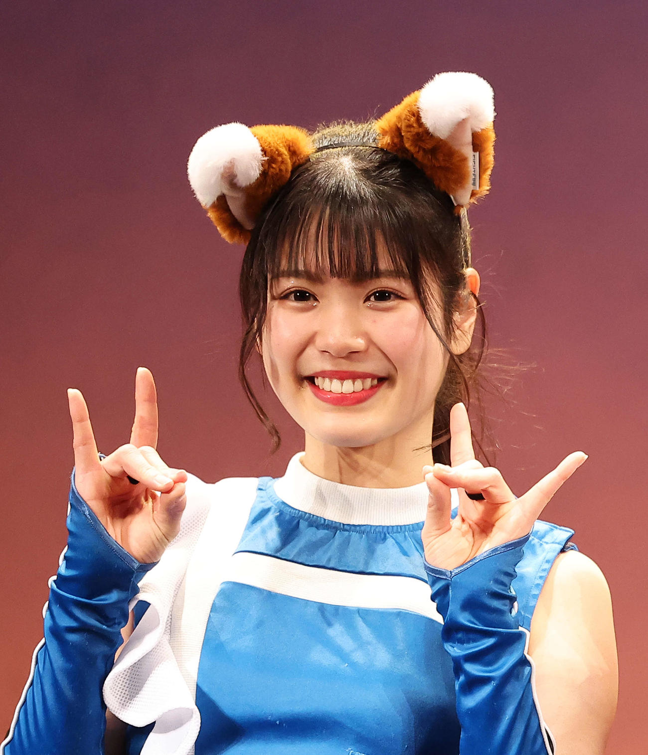 「きつねダンス　公式振り付けBOOK　ファイターズガール　ダンスパフォーマンス＆書籍お渡し会」取材会でのファイターズガール滝谷美夢さん＝2022年12月23日