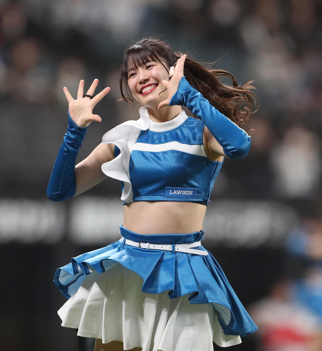 ダンスを踊るファイターズガールの滝谷美夢さん