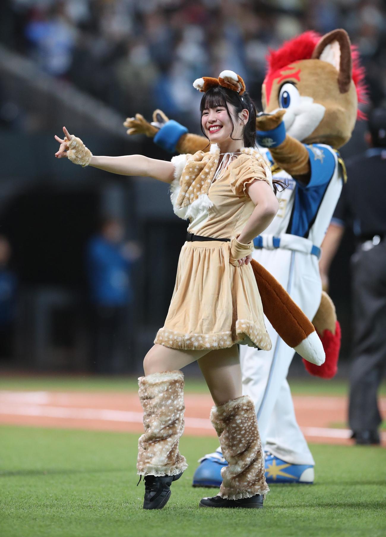 限定衣装できつねダンスを踊る滝谷美夢さん＝2023年5月25日