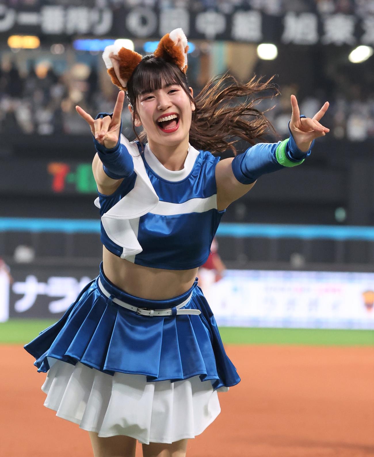 「きつねダンス」を踊るファイターズガールの滝谷美夢さん