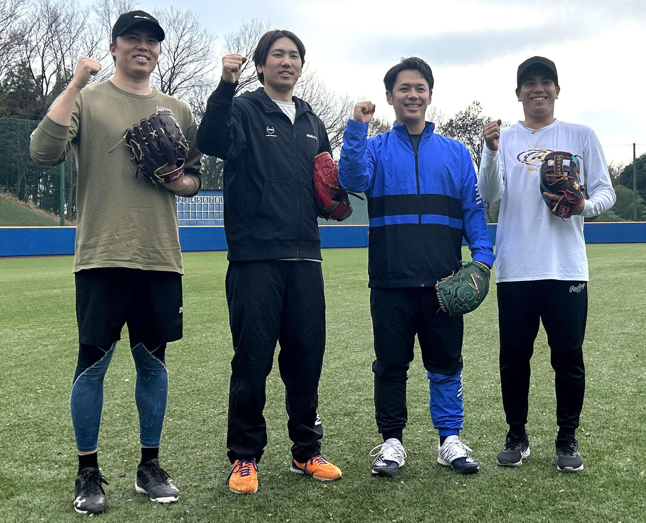 母校・創価大で自主トレを行った左から日本ハム田中、ソフトバンク石川、ヤクルト小川、巨人門脇（撮影・黒須亮）