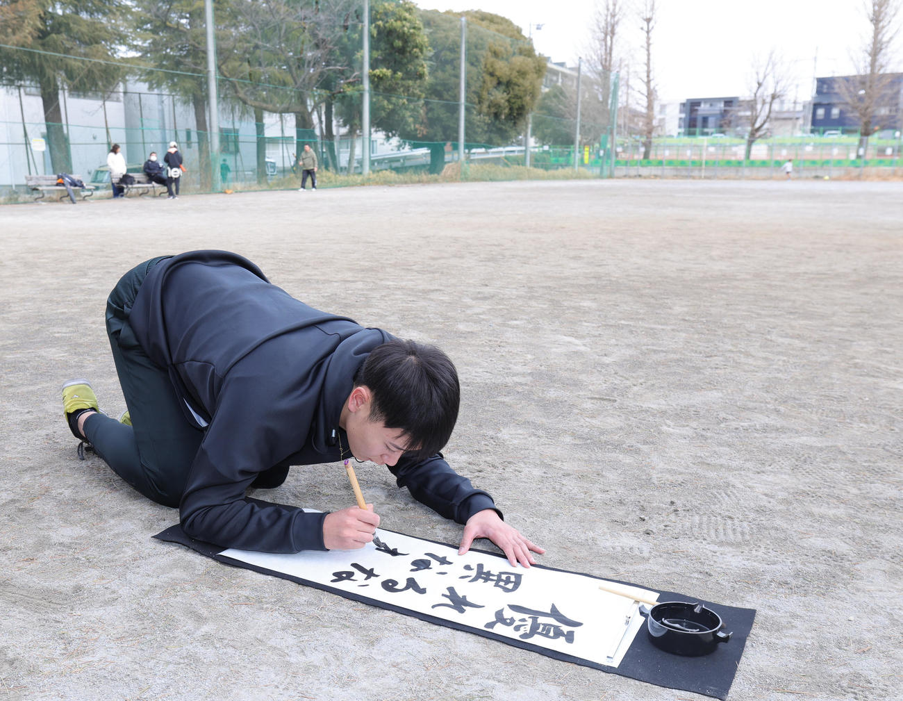 自主トレを公開した阪神ドラフト3位の山田は、練習を終え書き初めに挑戦（撮影・野上伸悟）
