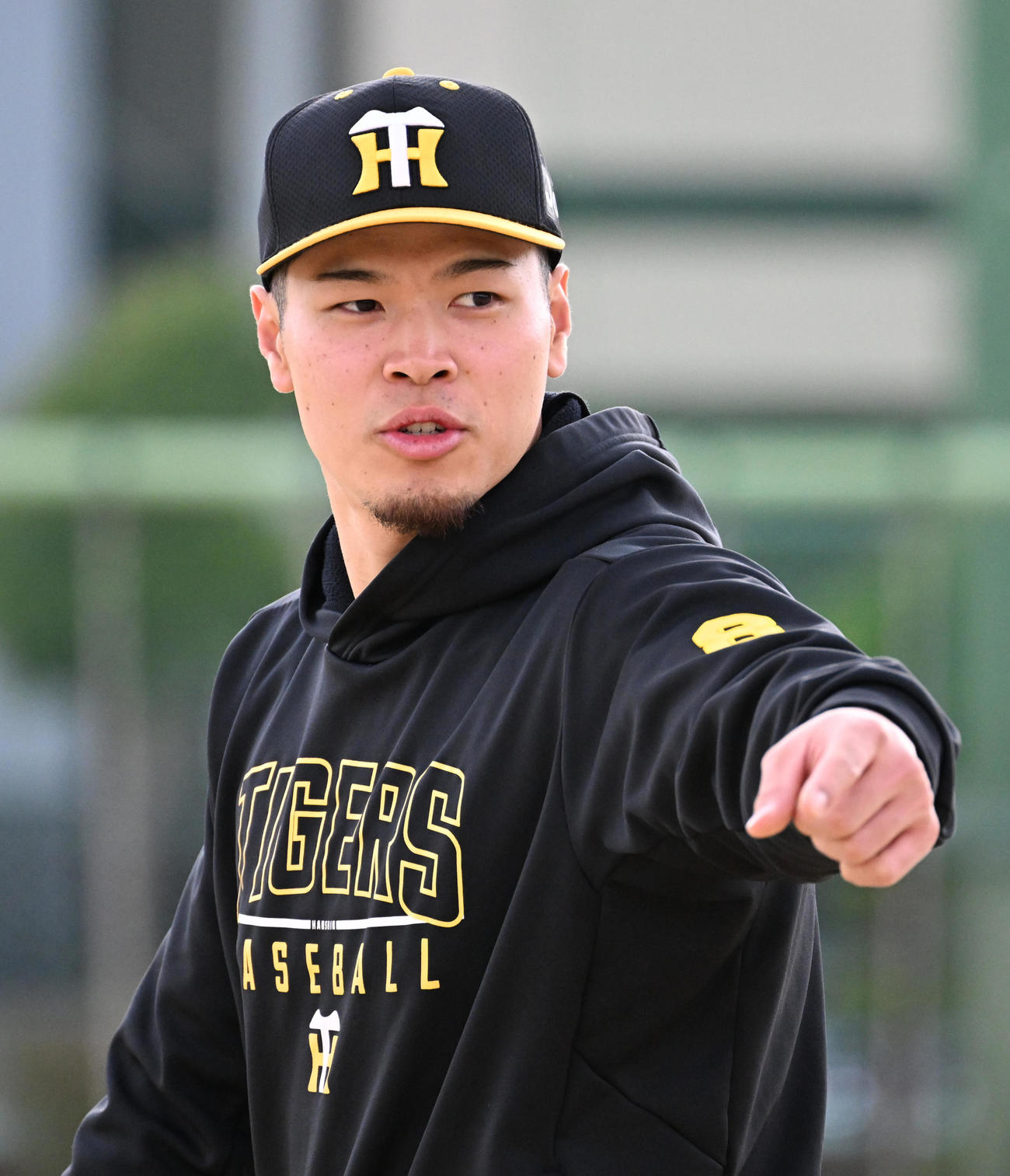 野球教室で指導する阪神佐藤輝明（撮影・清水貴仁）