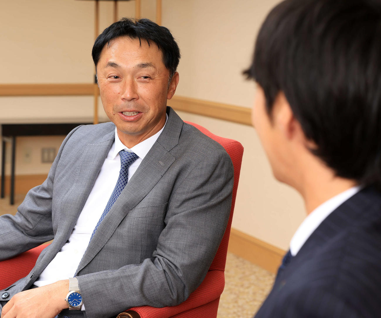 DeNAドラフト1位の度会（手前）と話が盛り上がる本紙評論家の宮本慎也氏（撮影・浅見桂子）