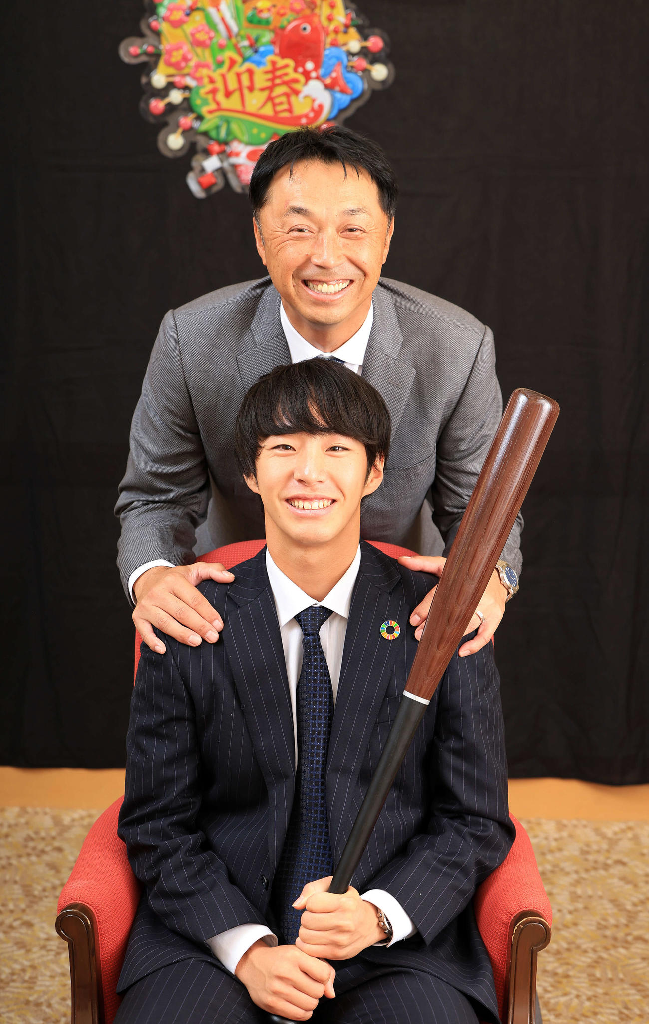ルーキーイヤーで気合の入るDeNA度会（下）は、宮本慎也氏から笑顔で激励される（撮影・浅見桂子）