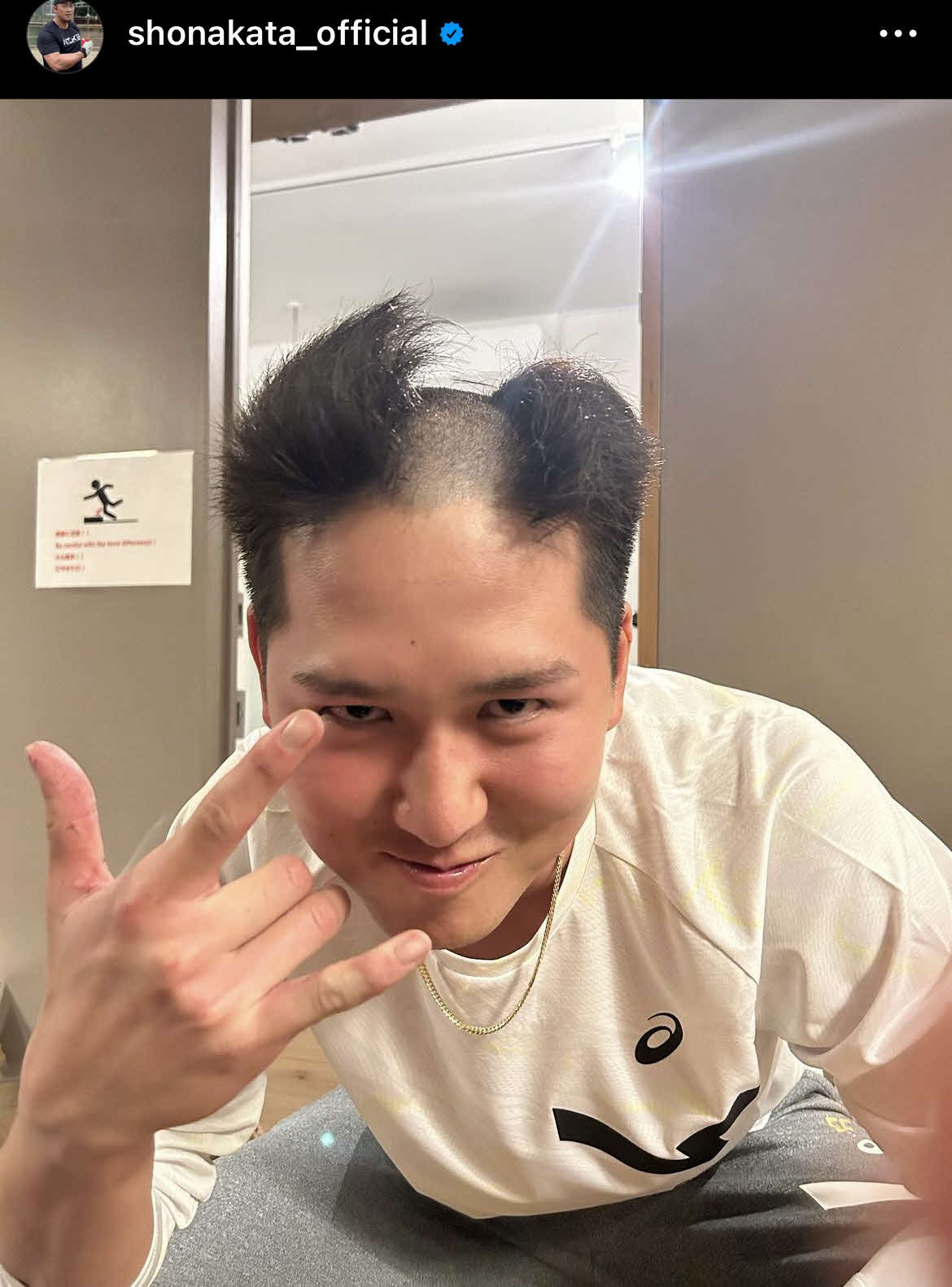 丸刈り途中の巨人秋広（中田のインスタグラムより）