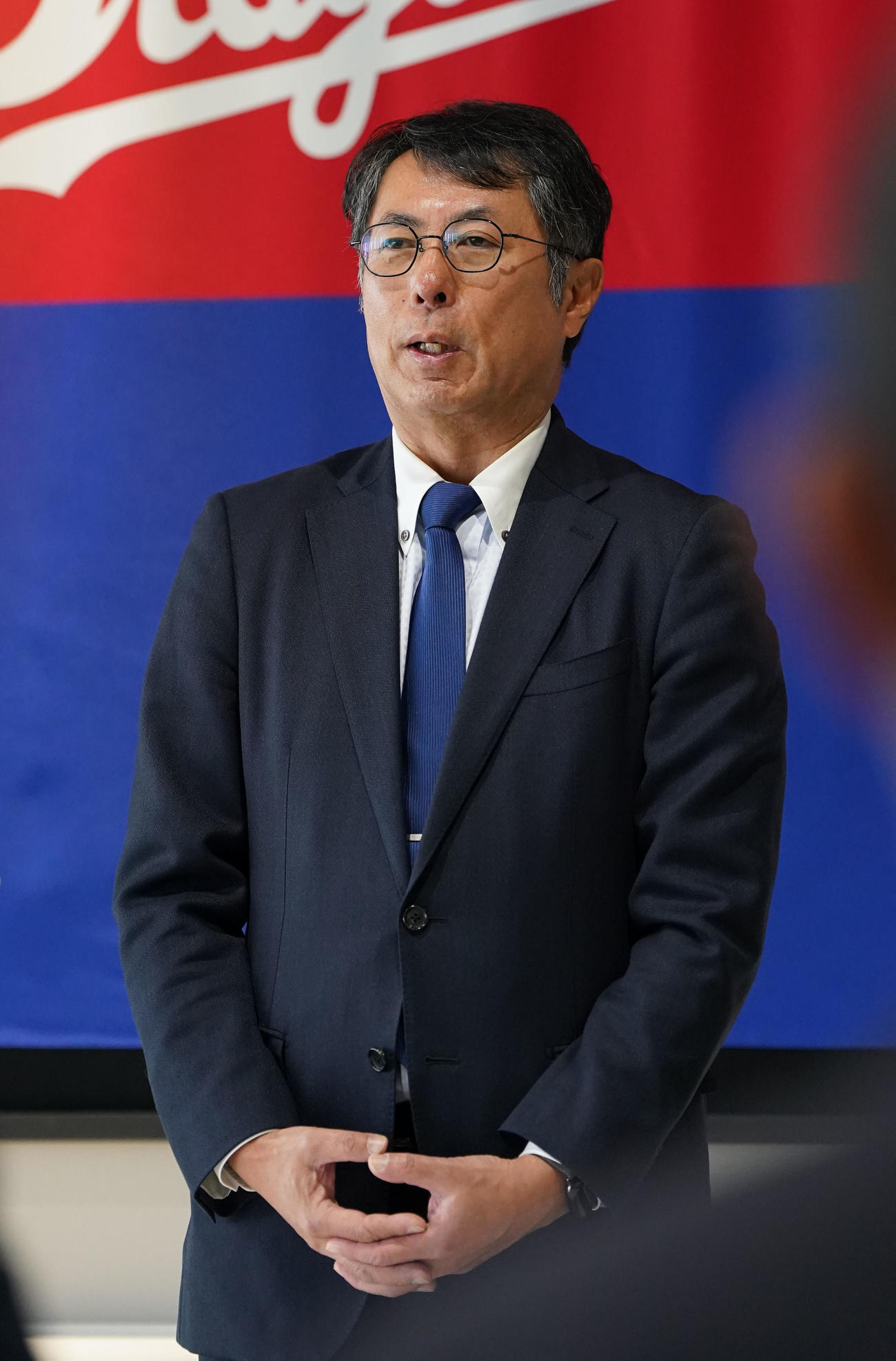 年始のあいさつをする大島オーナー（撮影・森本幸一）