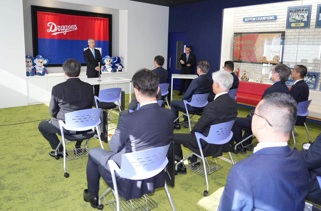 年始のあいさつをする吉川球団社長（左から2人目）（撮影・森本幸一）
