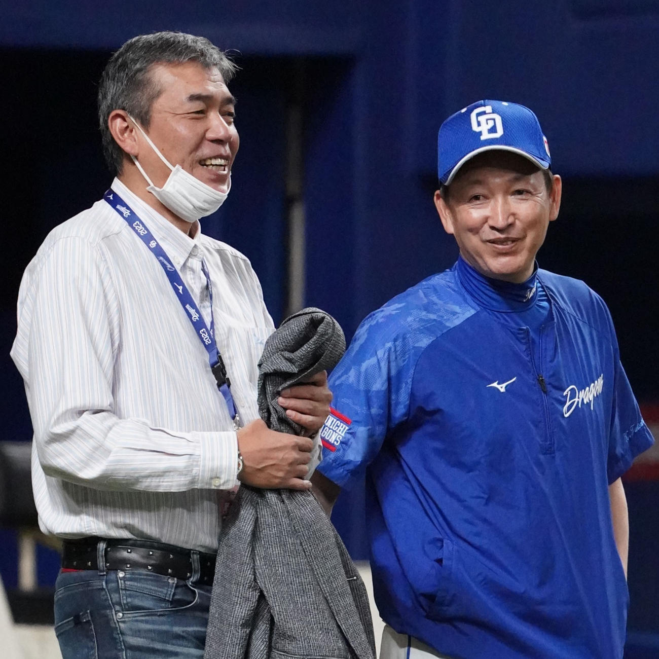 言葉を交わす（左から）今中慎二氏と立浪監督（2023年6月撮影）
