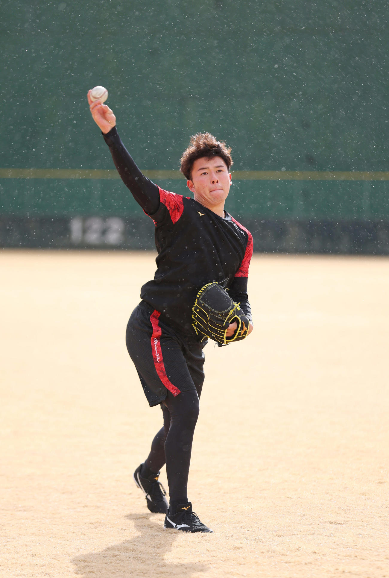 自主トレを公開し、キャッチボールする阪神椎葉（撮影・前田充）