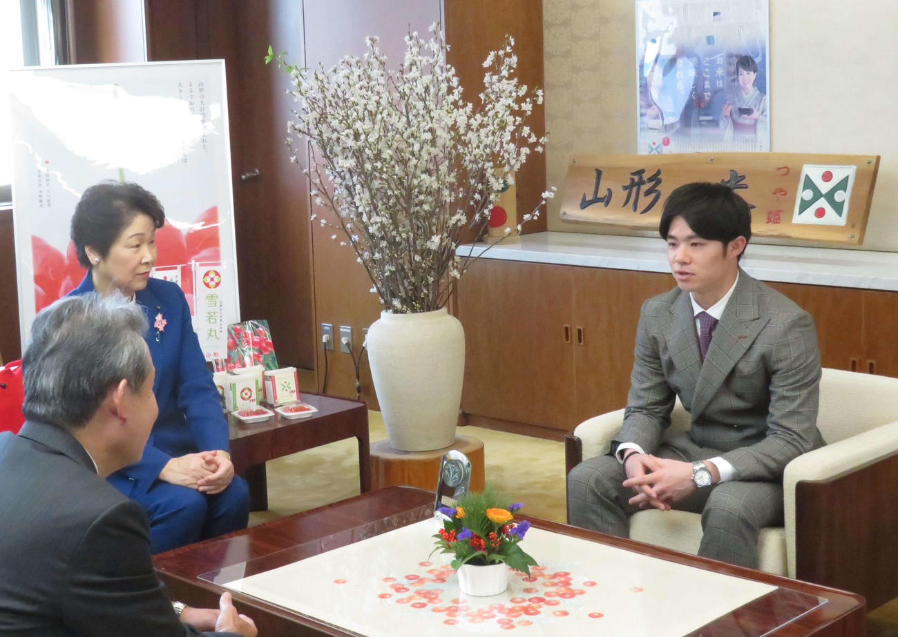 山形県スポーツ栄光賞の授与式に出席し、山形県の吉村美栄子知事（左）らと懇談する阪神中野（撮影・磯綾乃）