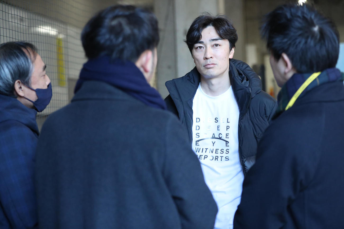 練習を終えた和田は報道陣に囲まれる（撮影・梅根麻紀）