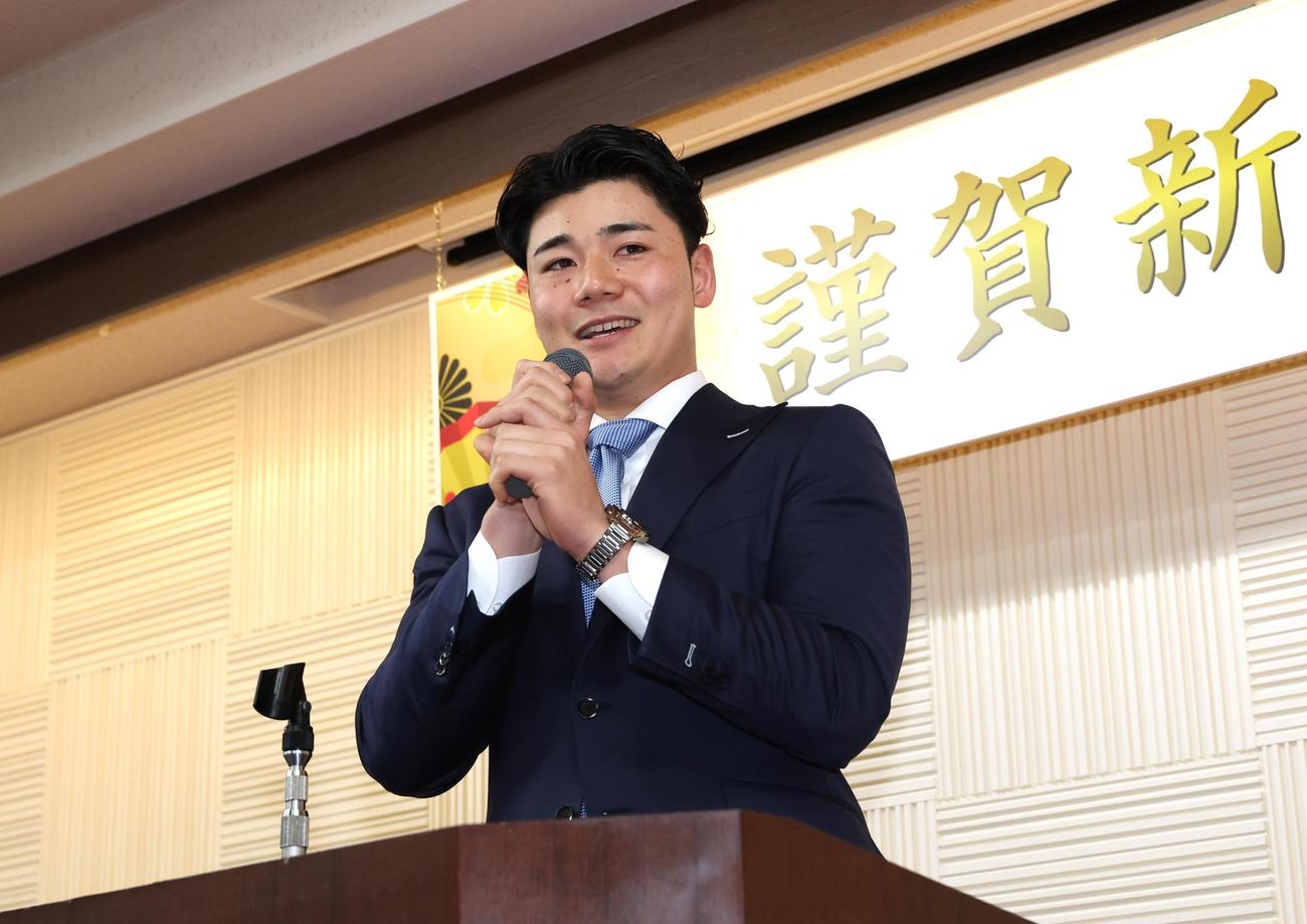 札幌証券取引所の大発会であいさつする日本ハム清宮（撮影・黒川智章）