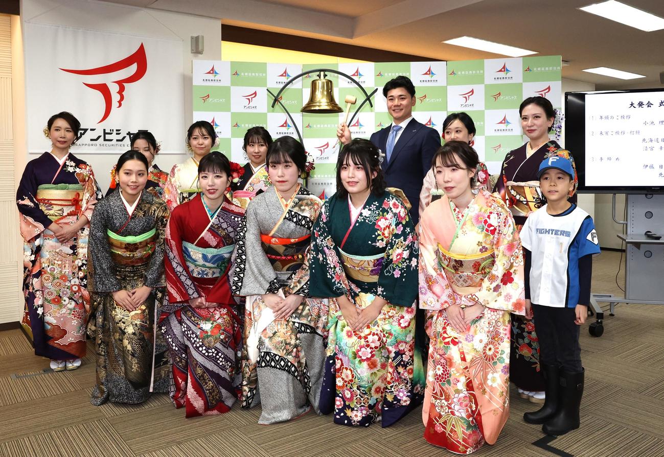 札幌証券取引所の大発会で職員と記念撮影する日本ハム清宮（撮影・黒川智章）