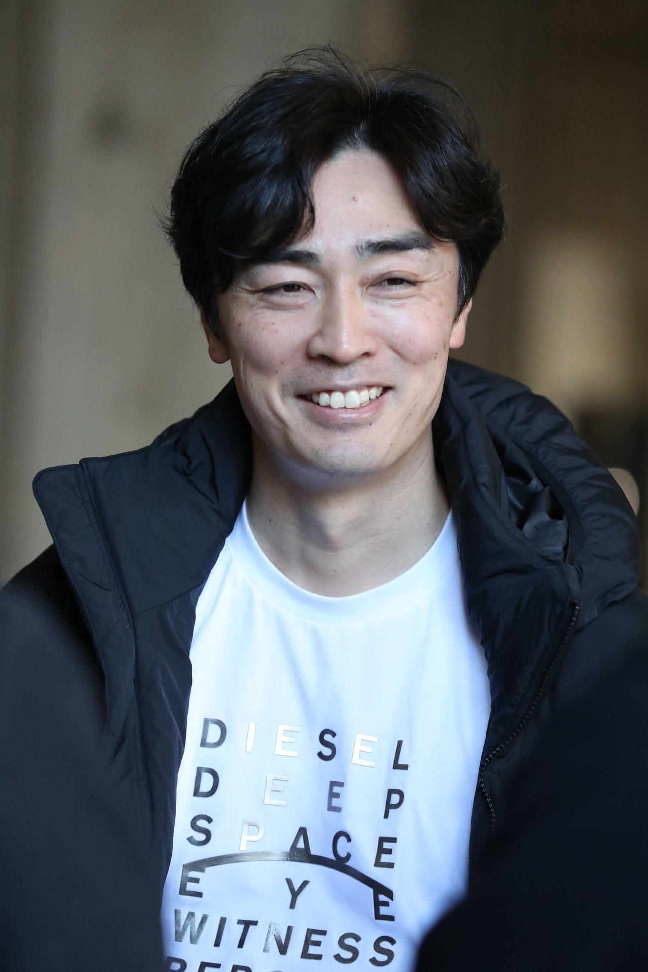 自主トレを終えたソフトバンク和田は報道陣に囲まれて笑顔を見せる（撮影・梅根麻紀）
