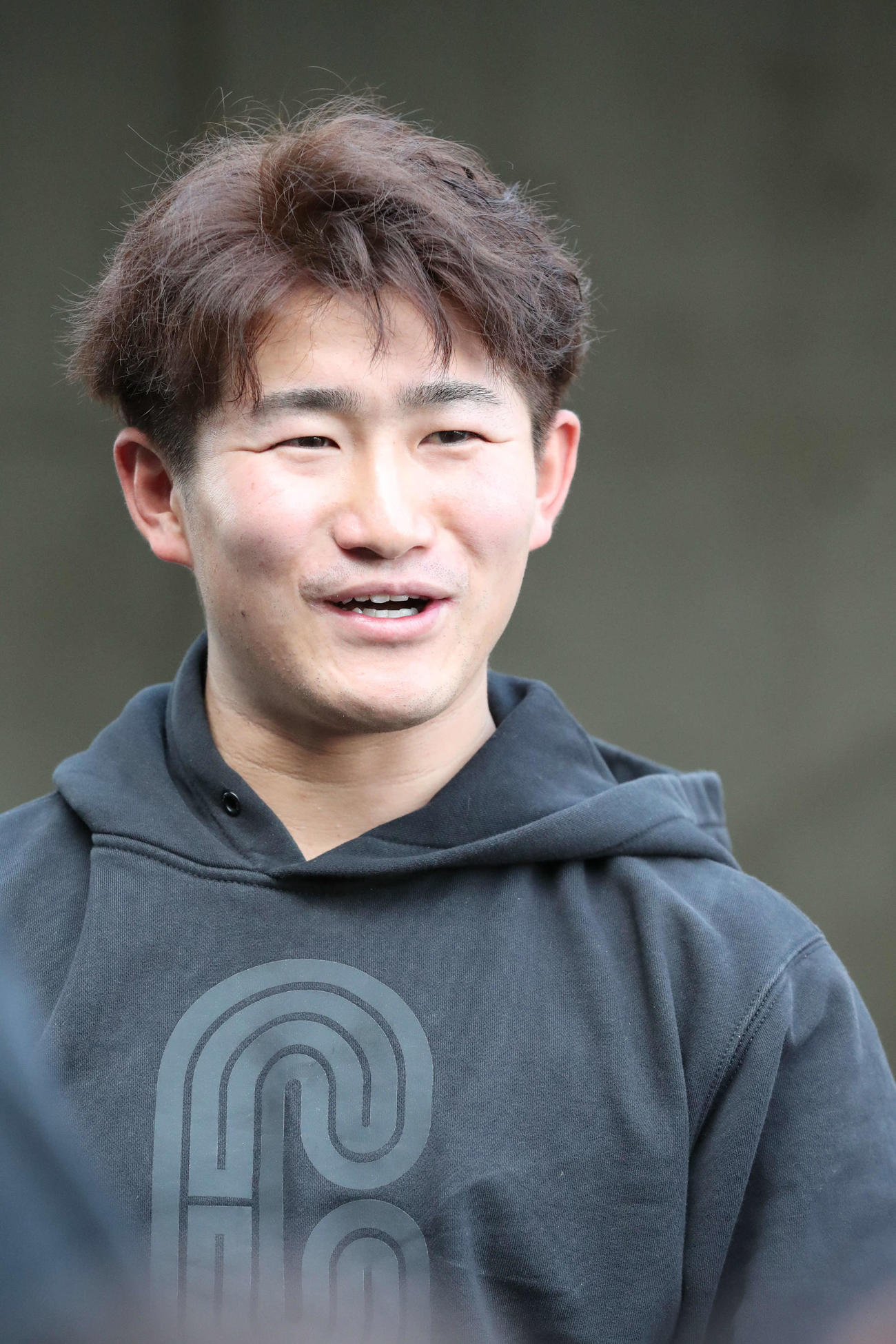 練習を終えた野村大は報道陣に囲まれる（撮影・梅根麻紀）