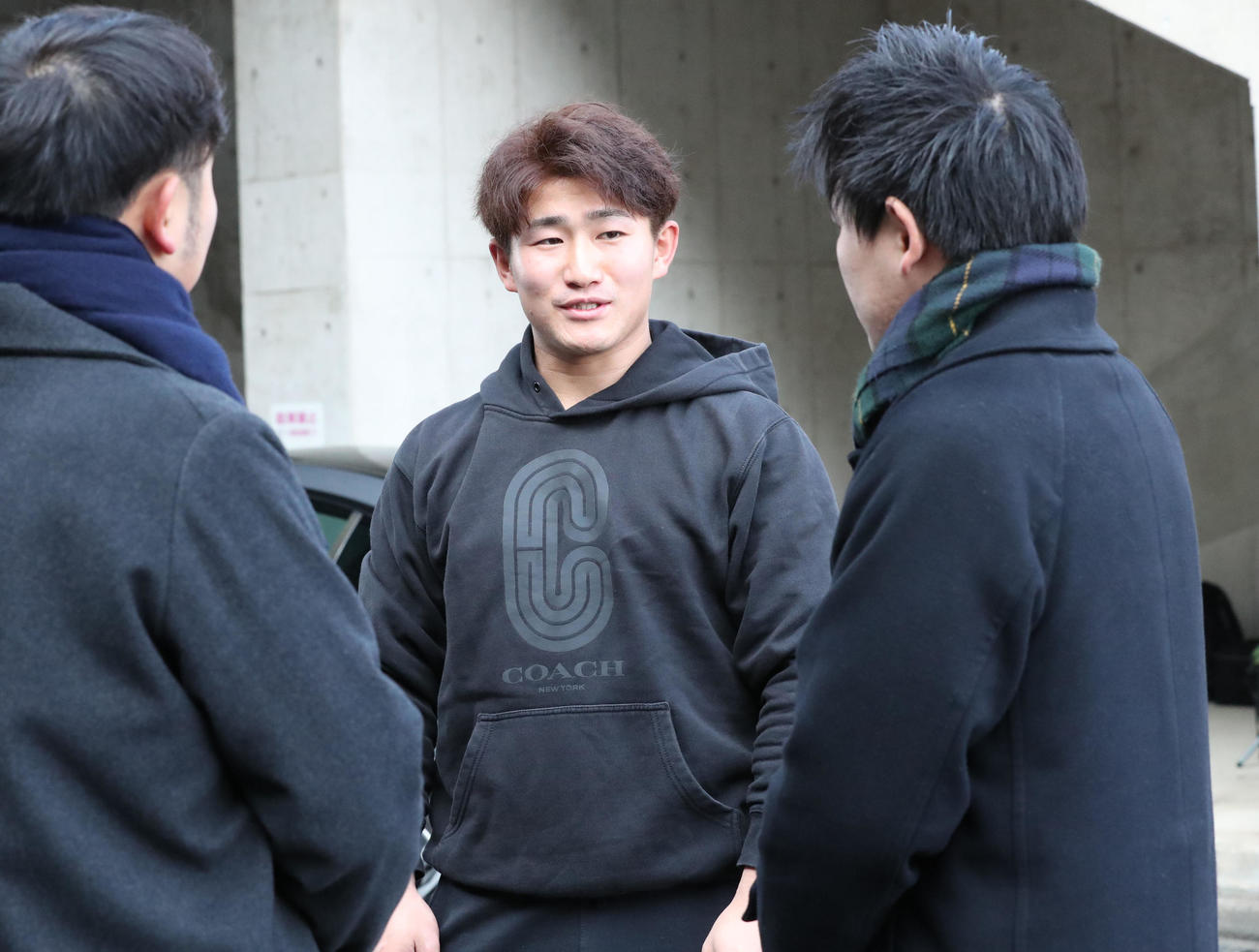 練習を終えた野村大は報道陣に囲まれる（撮影・梅根麻紀）