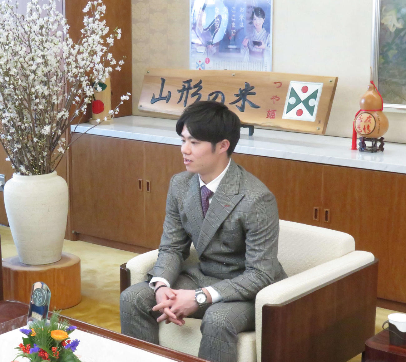 山形県スポーツ栄光賞の授与式に出席し、山形県の吉村美栄子知事（左）らと懇談する阪神中野（撮影・磯綾乃）