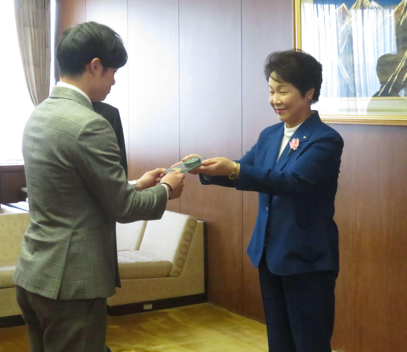 山形県スポーツ栄光賞の授与式に出席し、山形県の吉村知事（右）から盾を贈られた阪神中野（撮影・磯綾乃）