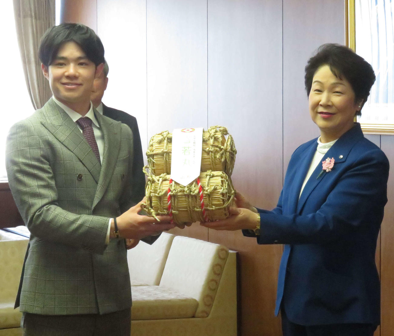 山形県スポーツ栄光賞の授与式に出席し、山形県の吉村知事（右）から山形のブランド米「雪若丸」を贈られる阪神中野（撮影・磯綾乃）