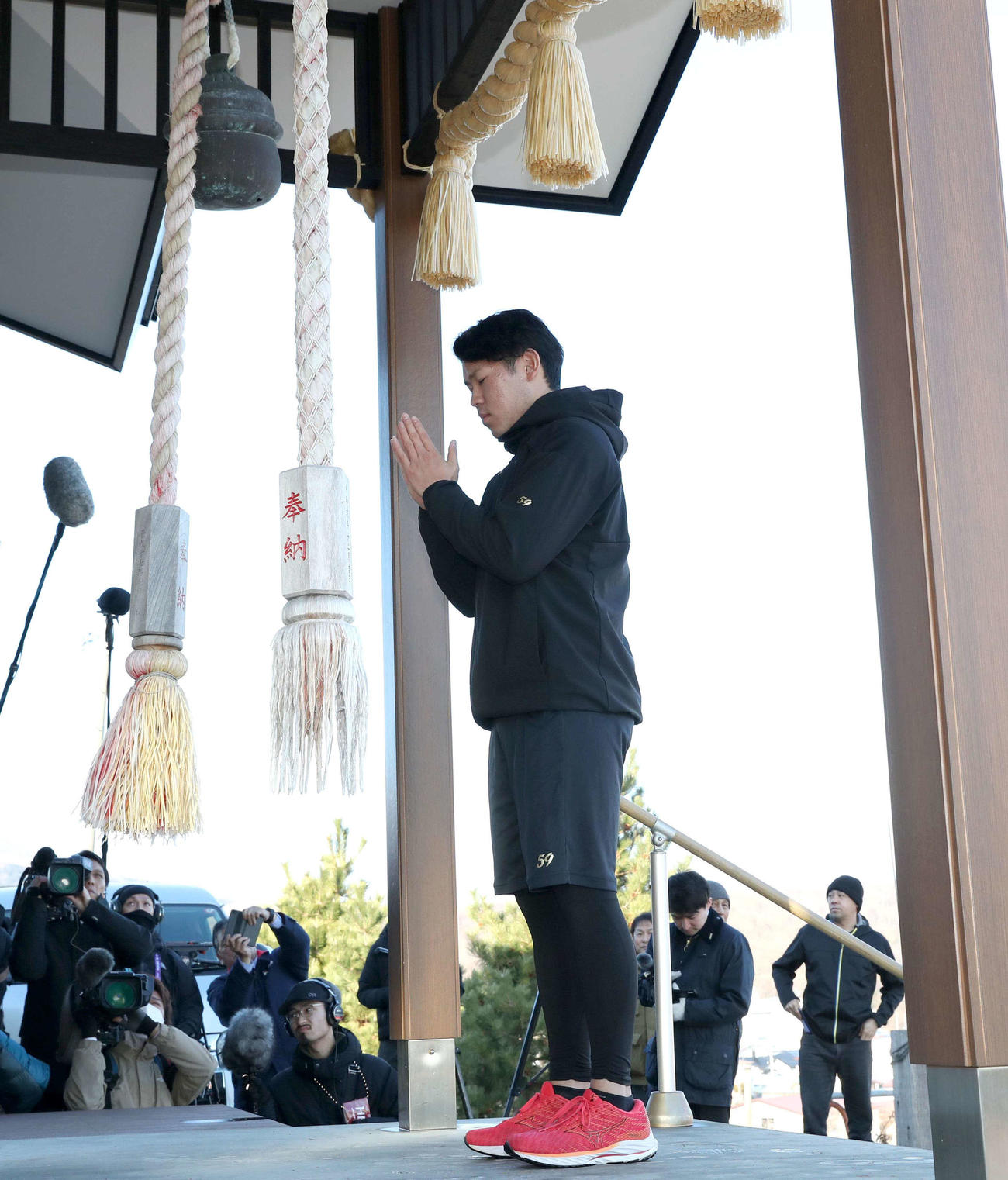 地元白老の虎杖浜神社に参拝する日本ハム根本（撮影・黒川智章）
