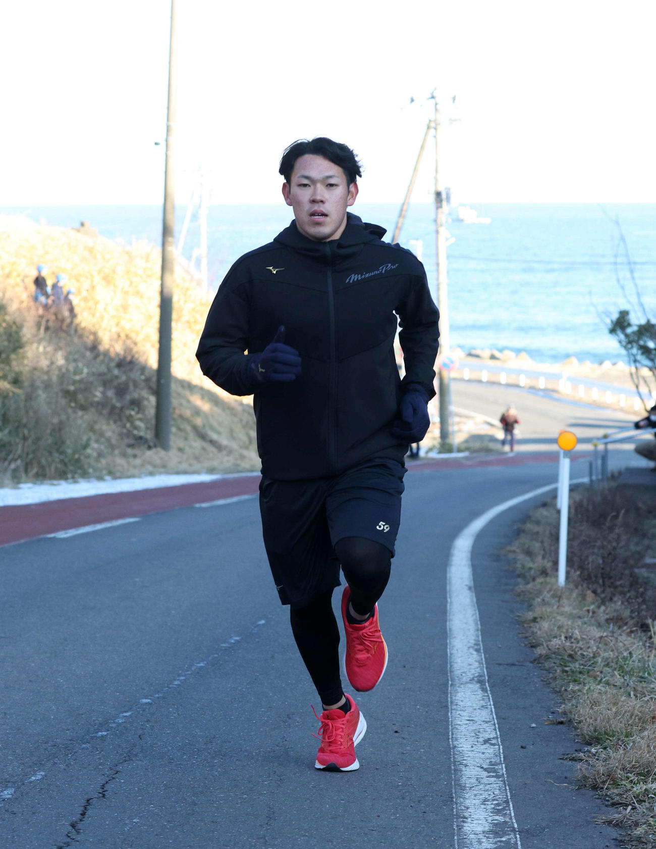 上り坂をダッシュする日本ハム根本（撮影・黒川智章）