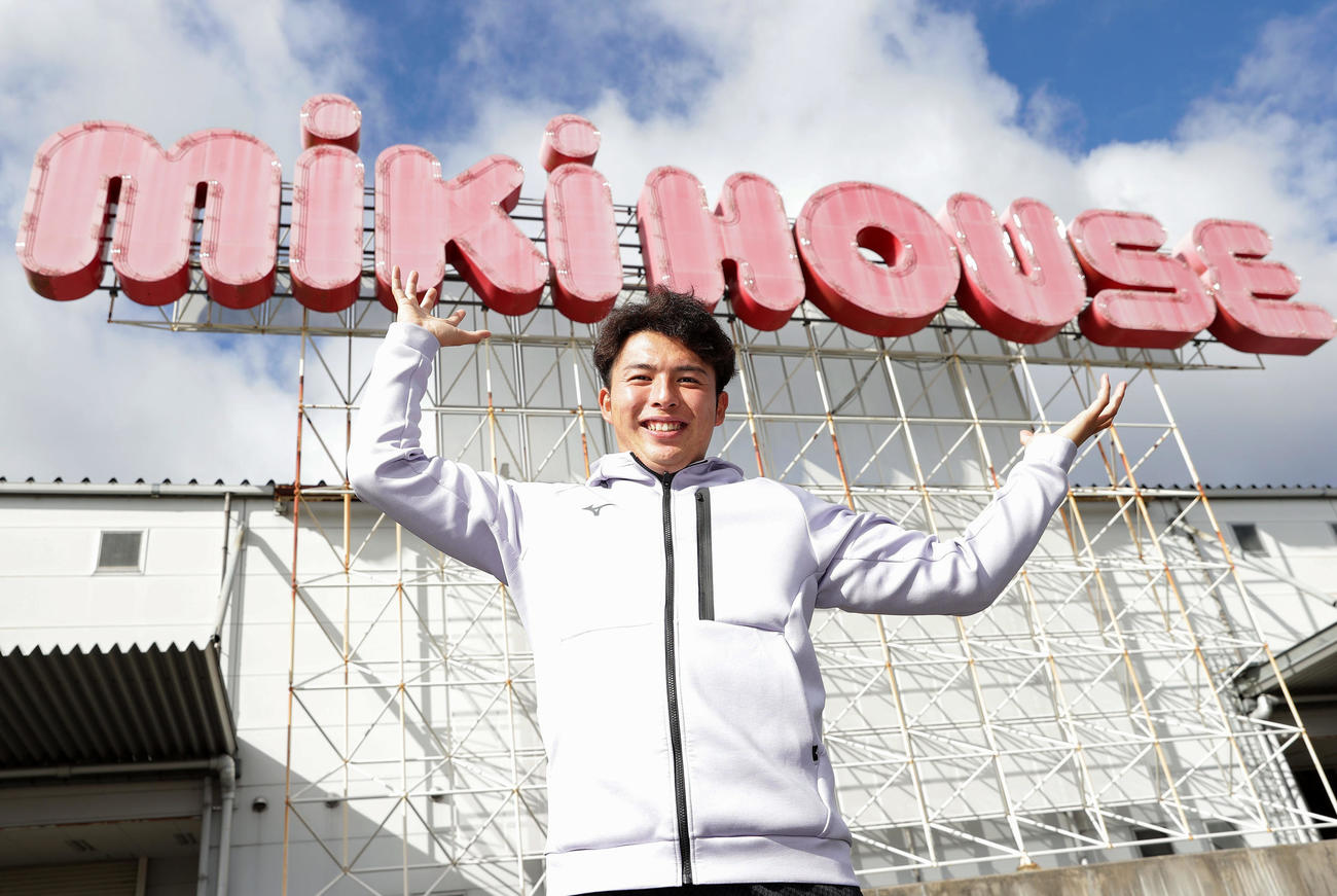 自主トレを公開し、ミキハウス物流センターの看板を背にポーズをとる阪神椎葉（撮影・前田充）