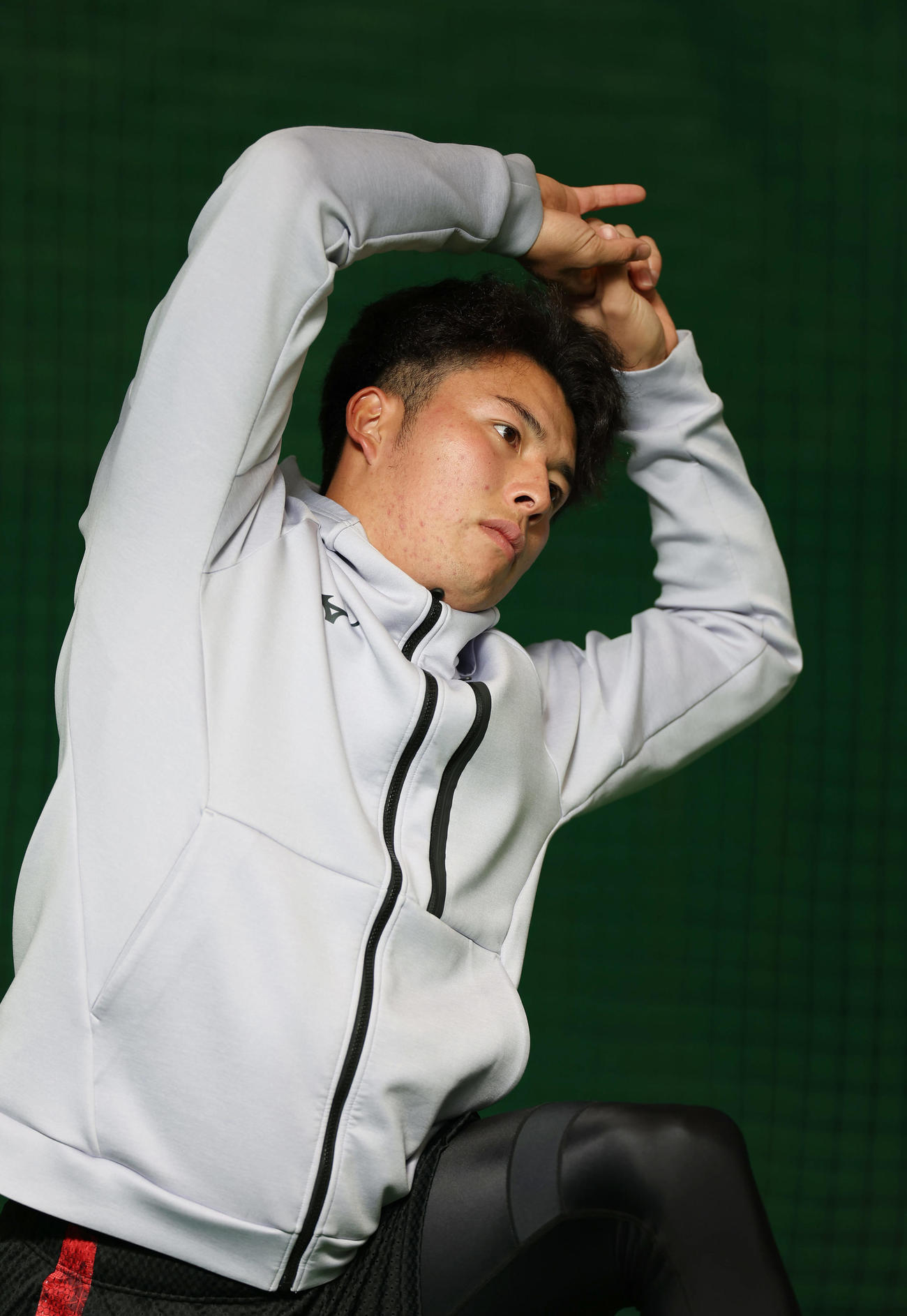 自主トレを公開し、ストレッチする阪神椎葉（撮影・前田充）