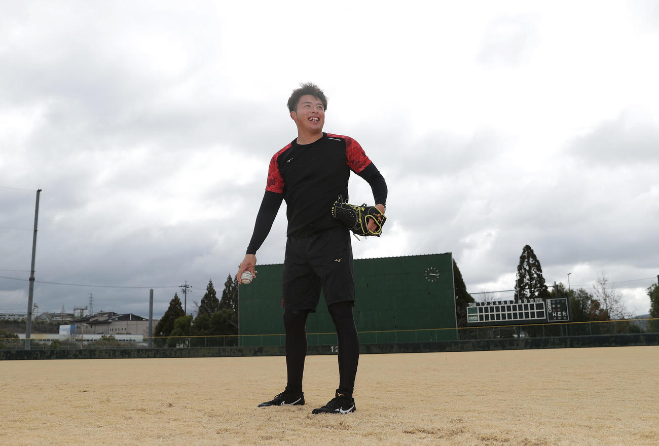 自主トレを公開し、笑顔を見せながらキャッチボールする阪神椎葉（撮影・前田充）