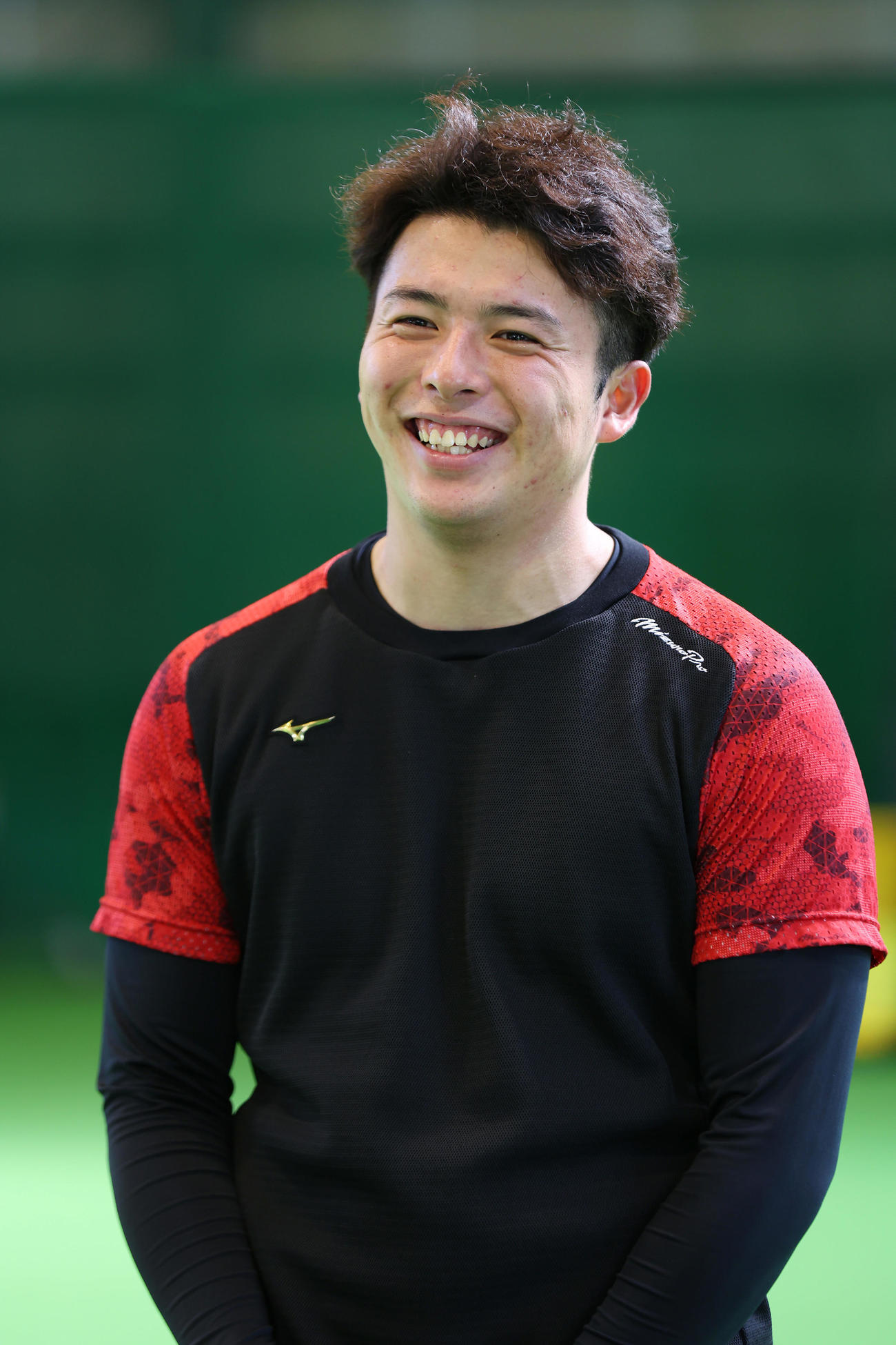 自主トレを公開し、笑顔を見せる阪神椎葉（撮影・前田充）