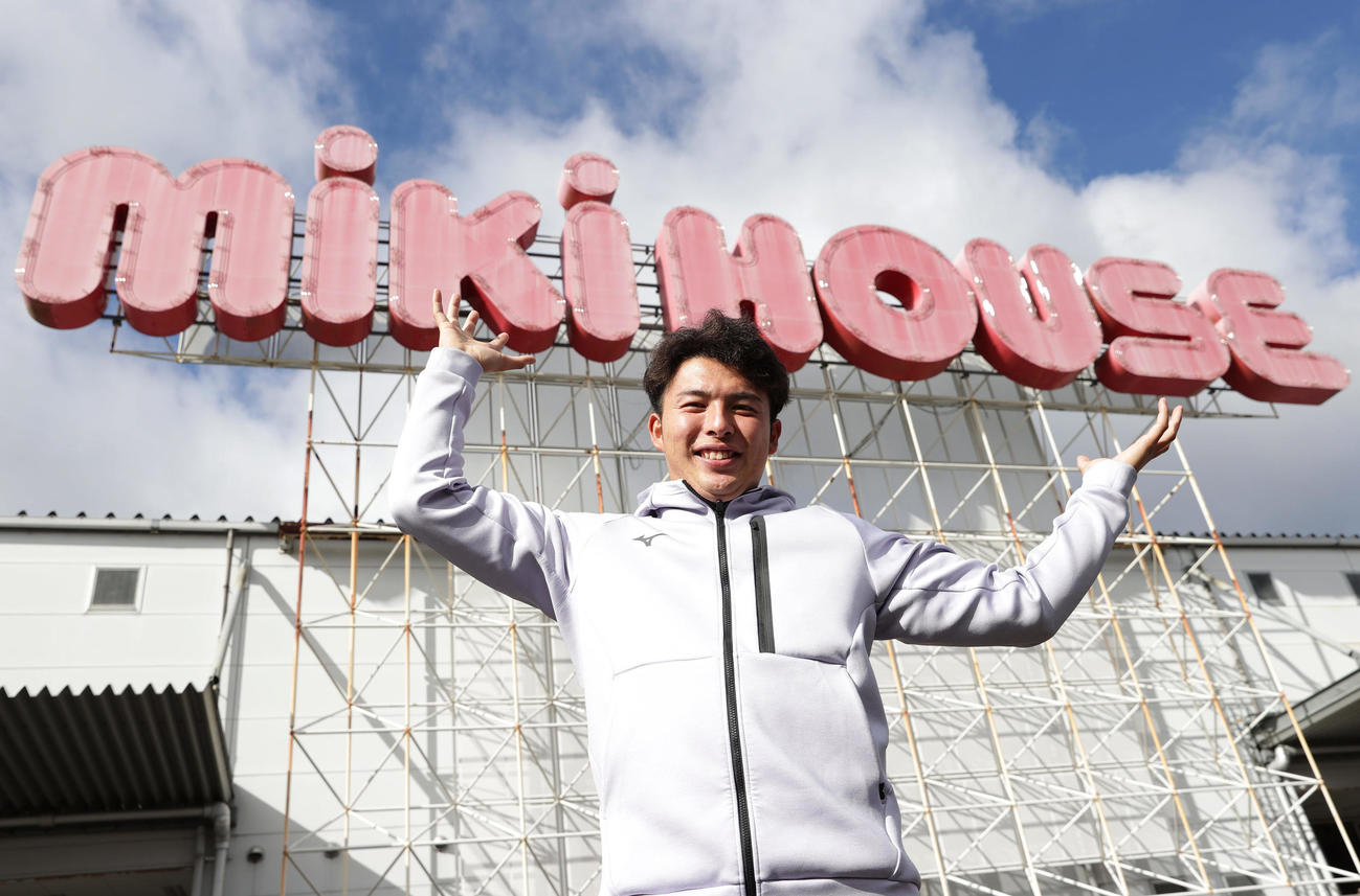 自主トレを公開し、ミキハウス物流センターの看板を背にポーズをとる阪神椎葉（撮影・前田充）