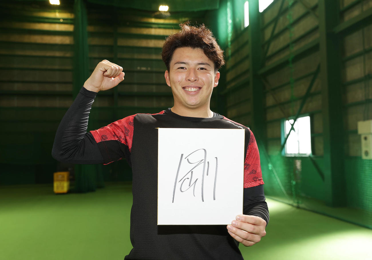 自主トレを公開し、「剛」と記した色紙を披露する阪神椎葉（撮影・前田充）