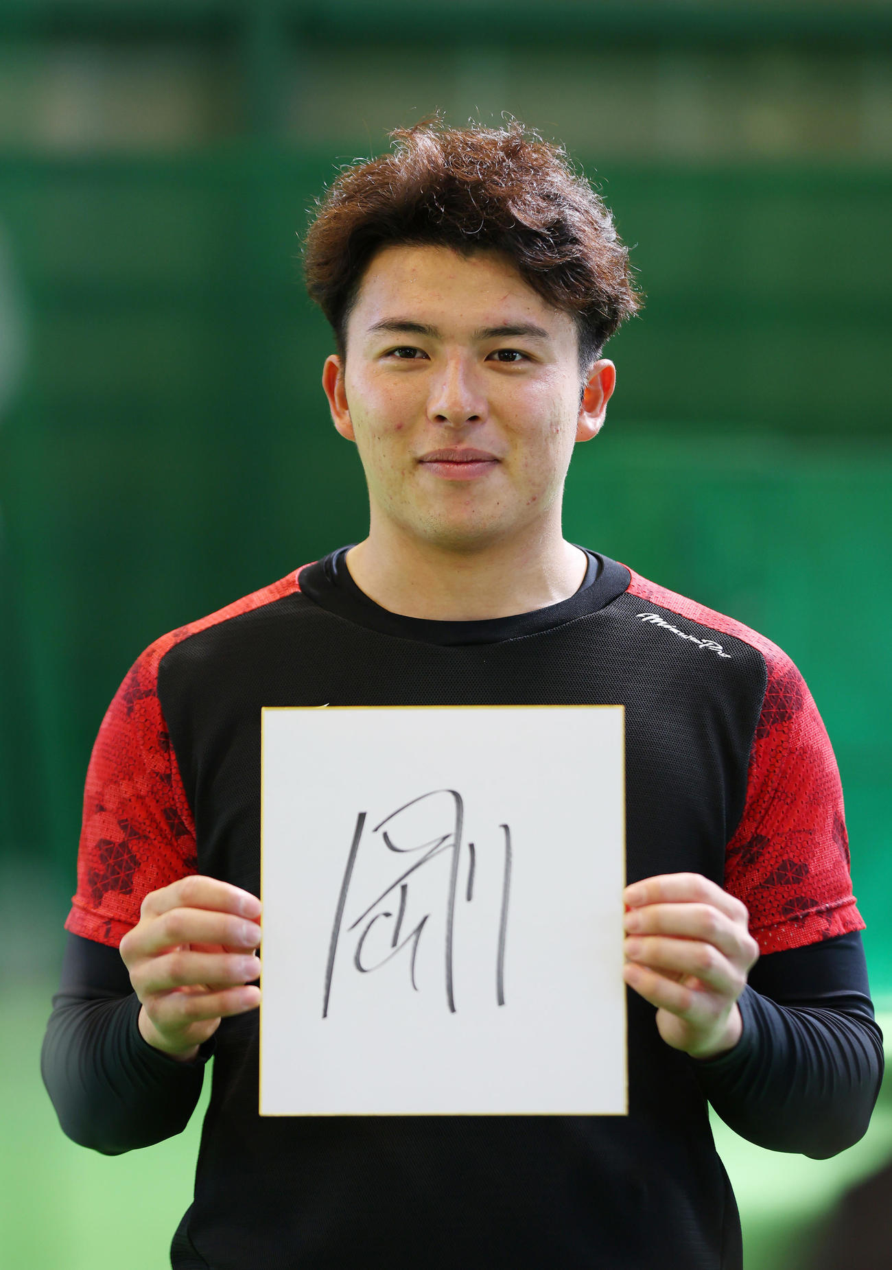 自主トレを公開し、「剛」と記した色紙を披露する阪神椎葉（撮影・前田充）