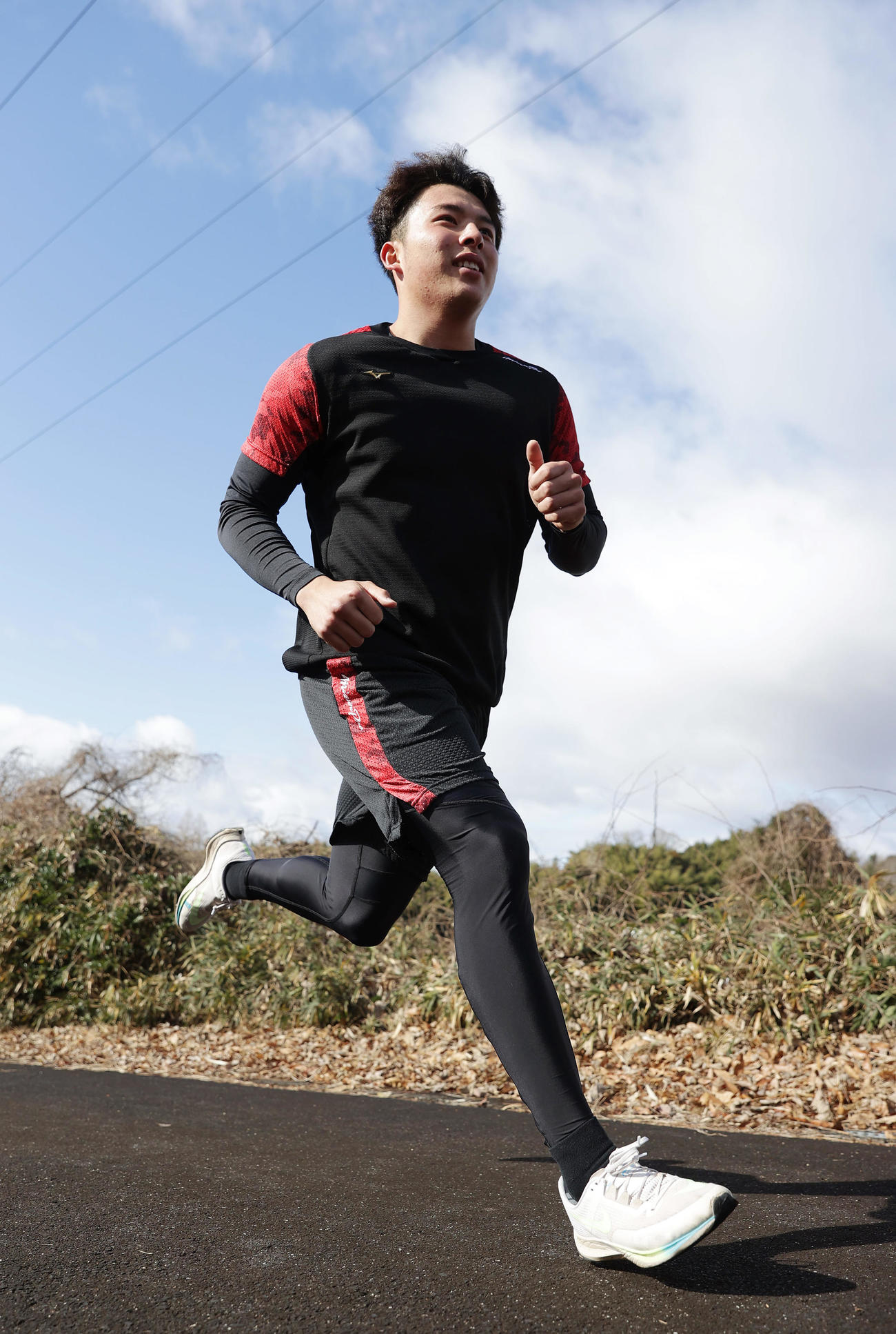 自主トレを公開し、坂道を駆け上がる阪神椎葉（撮影・前田充）