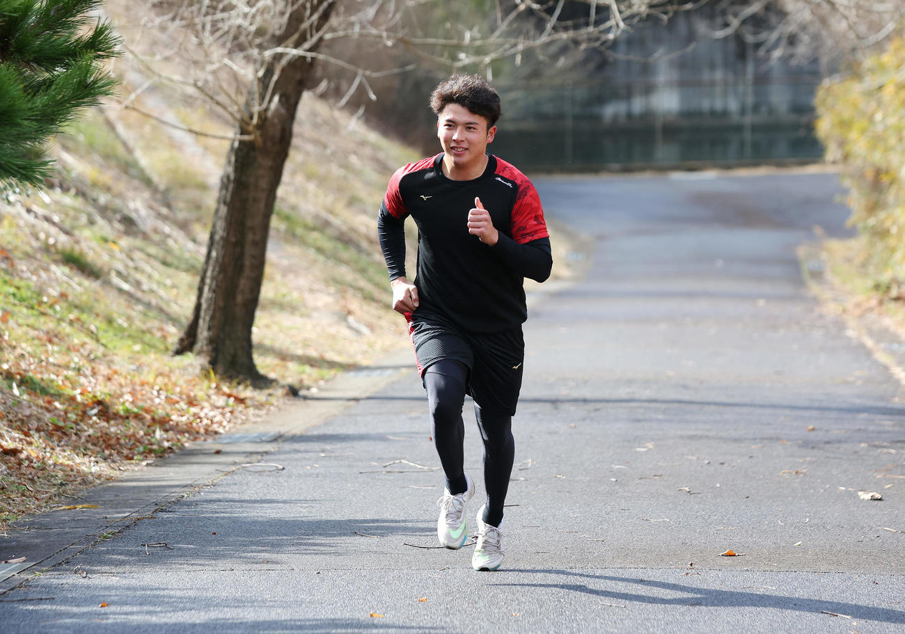 自主トレを公開し、坂道を駆け上がる阪神椎葉（撮影・前田充）