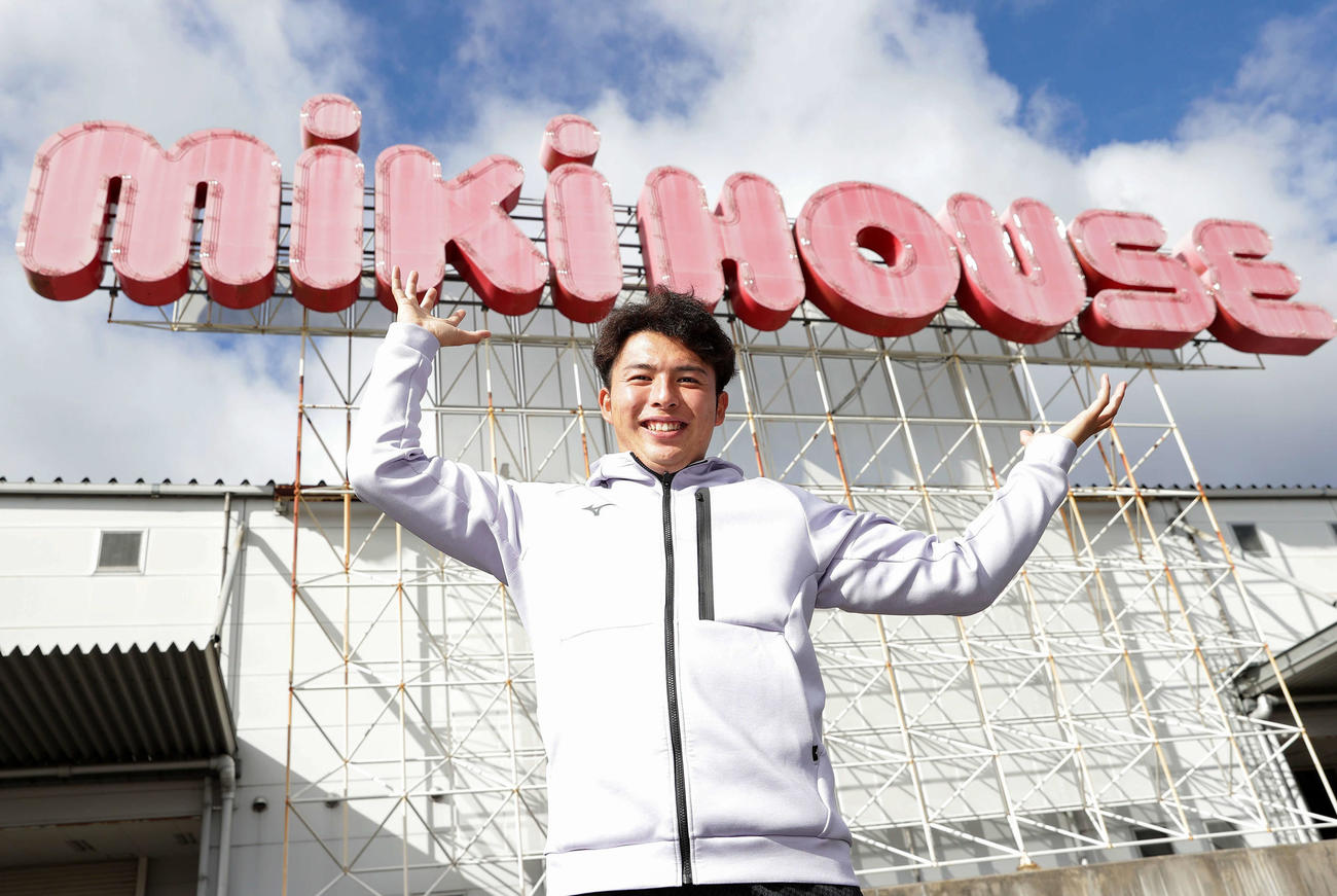 自主トレを公開し、ミキハウス物流センターの看板を背にポーズをとる阪神椎葉（撮影・前田充）