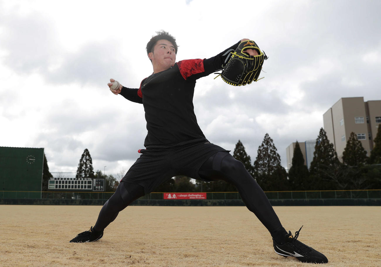 自主トレを公開し、キャッチボールする阪神椎葉（撮影・前田充）