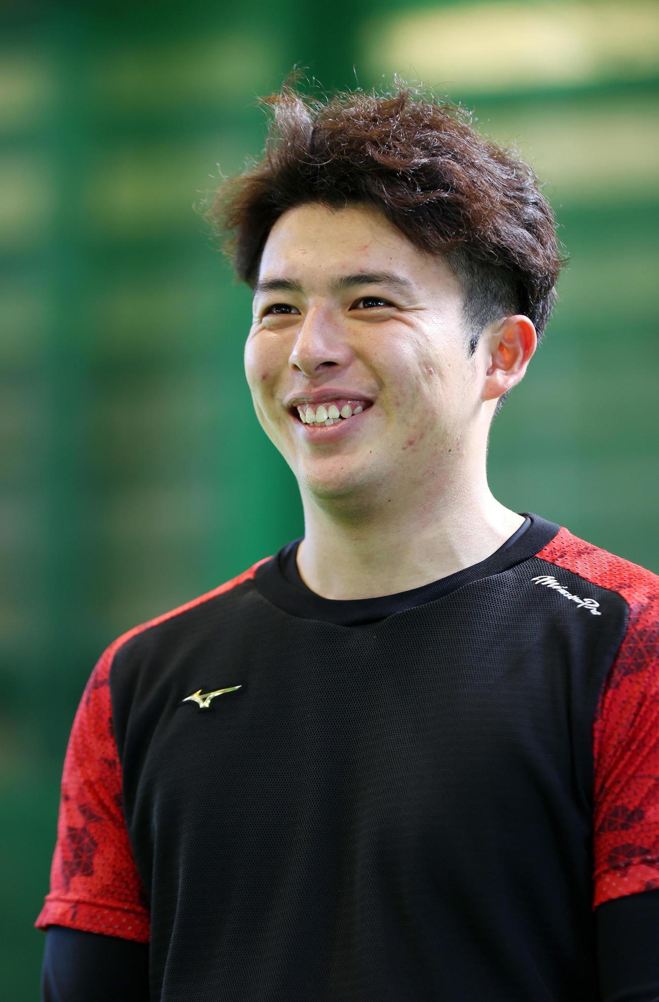 自主トレを公開し、笑顔を見せる阪神椎葉（撮影・前田充）
