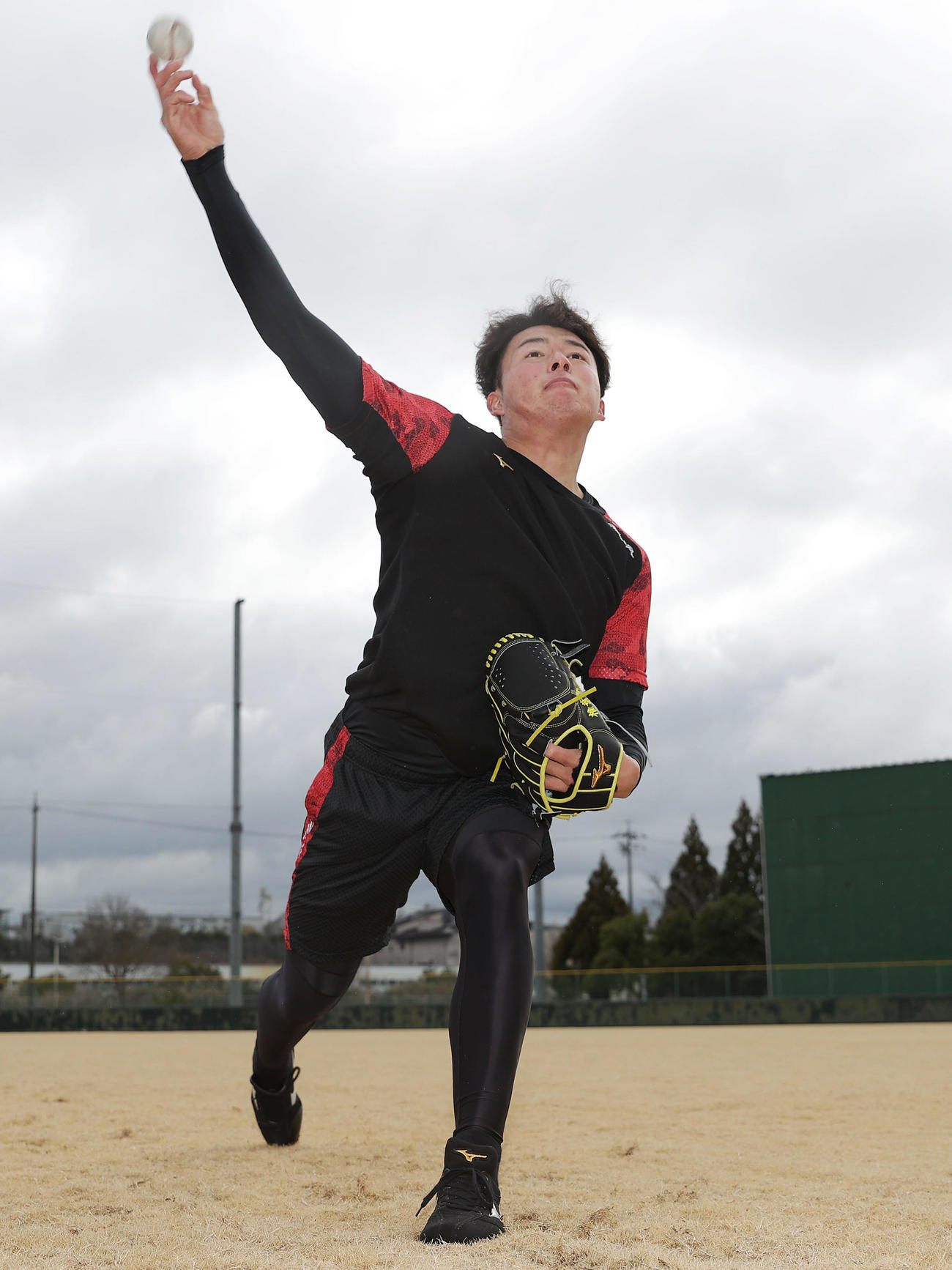 自主トレを公開し、キャッチボールする阪神椎葉（撮影・前田充）