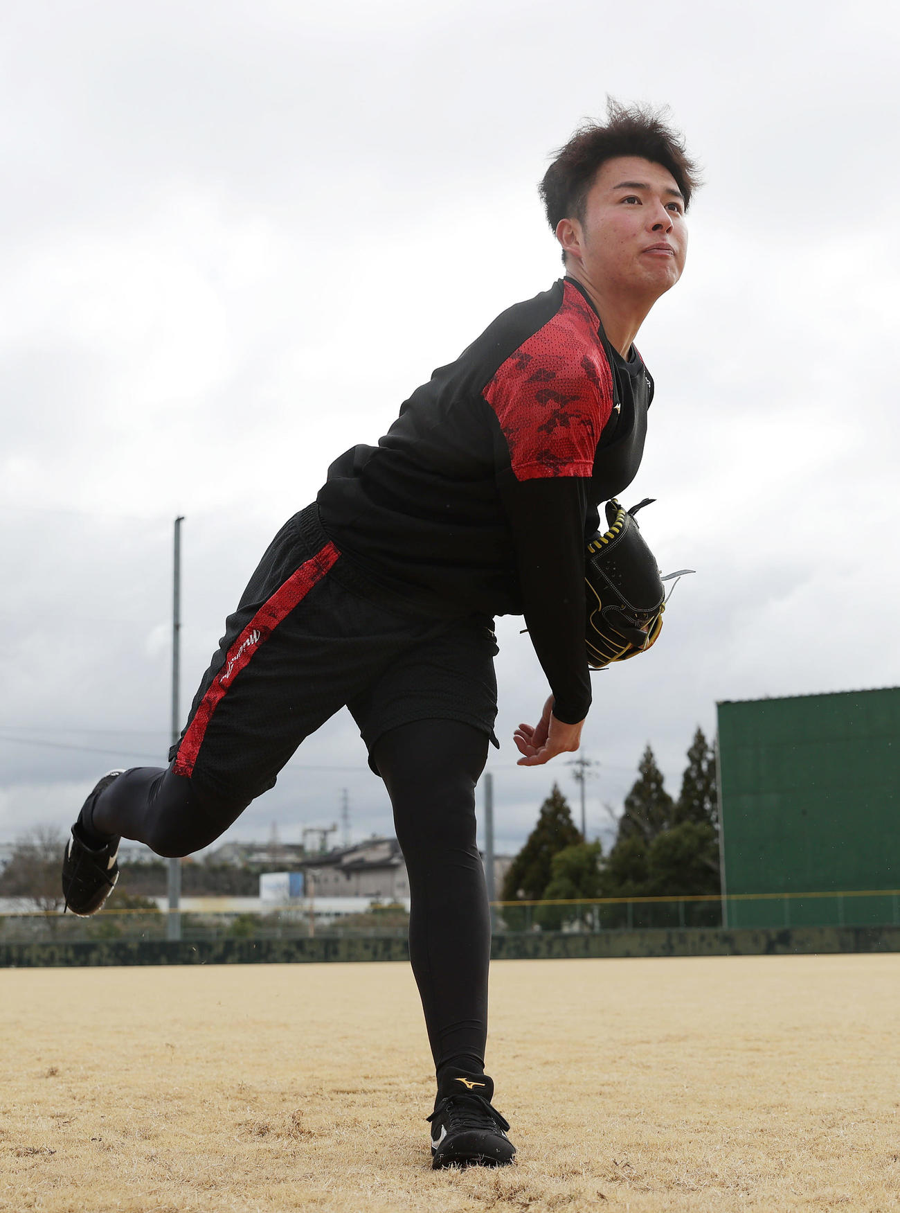 自主トレを公開し、キャッチボールする阪神椎葉（撮影・前田充）