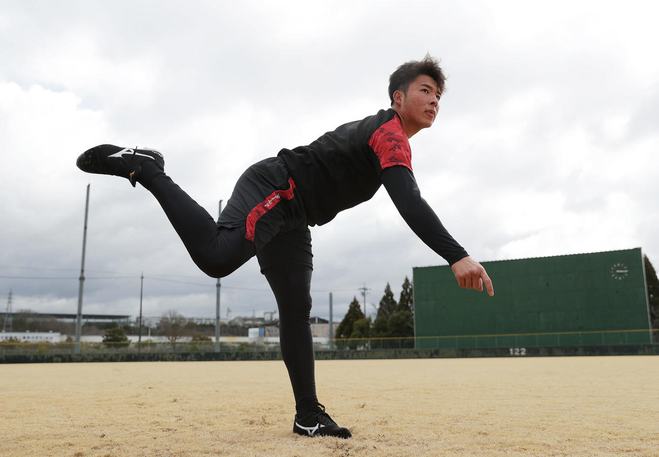 自主トレを公開し、キャッチボールする阪神椎葉（撮影・前田充）