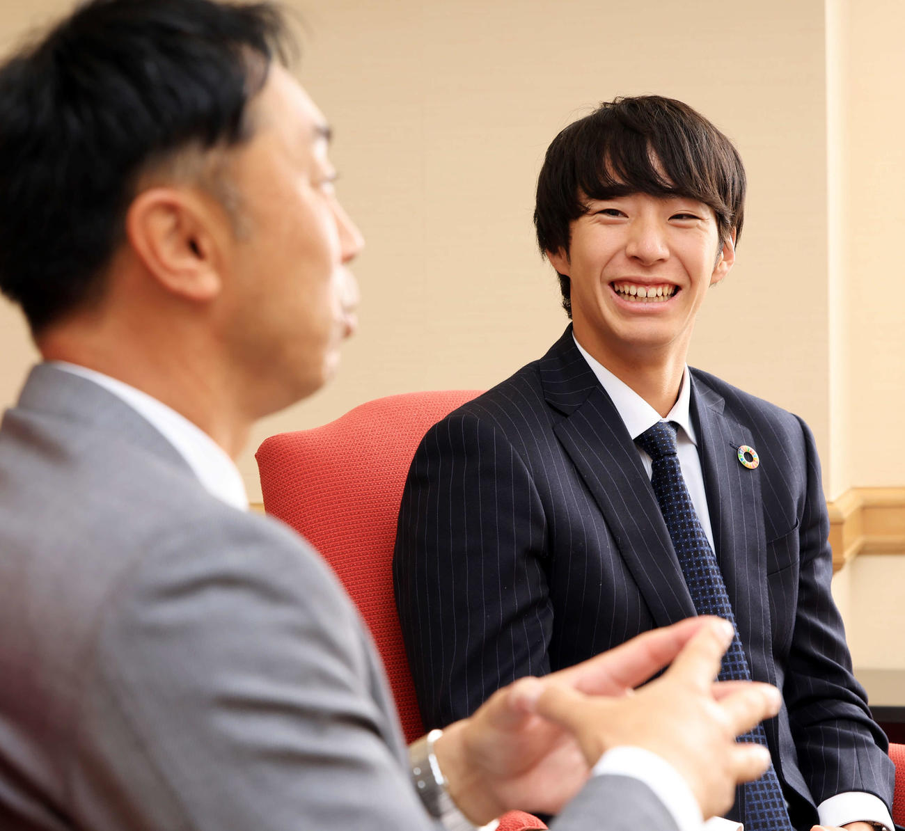 DeNAドラフト1位の度会（奥）は本紙評論家の宮本慎也氏の話を聞きながら笑顔を見せる（撮影・浅見桂子）