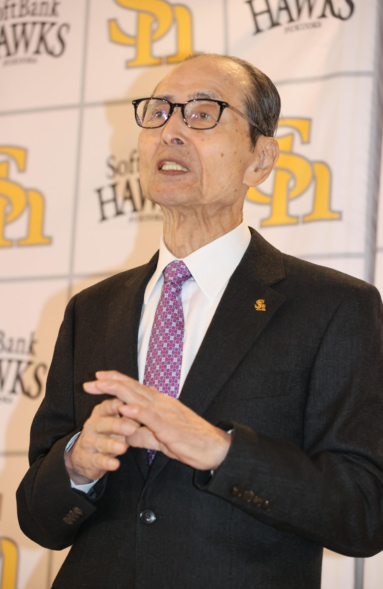 鏡開きで乾杯を終えた王球団会長は報道陣に囲まれる（撮影・梅根麻紀）